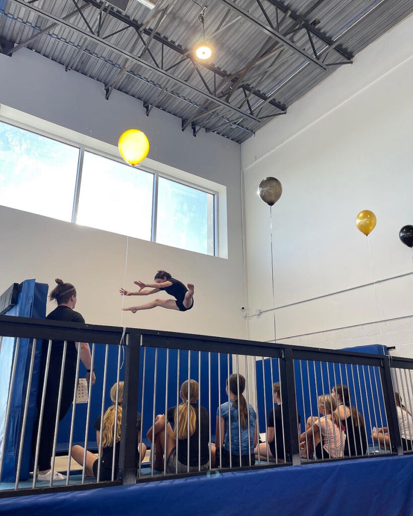 thrive-gymnastics-aurora-birthday-party-trampoline-leap-black-gold-balloons thrive gymnastics aurora birthday party trampoline leap black gold balloons
